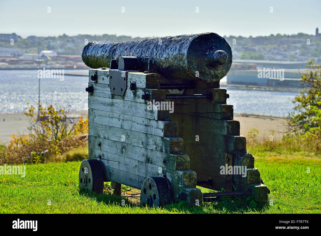 Una vista posteriore di un antico canon guardando fuori nel porto dalla cima della collina dove Fort Howe è stato costruito in 1777 Foto Stock