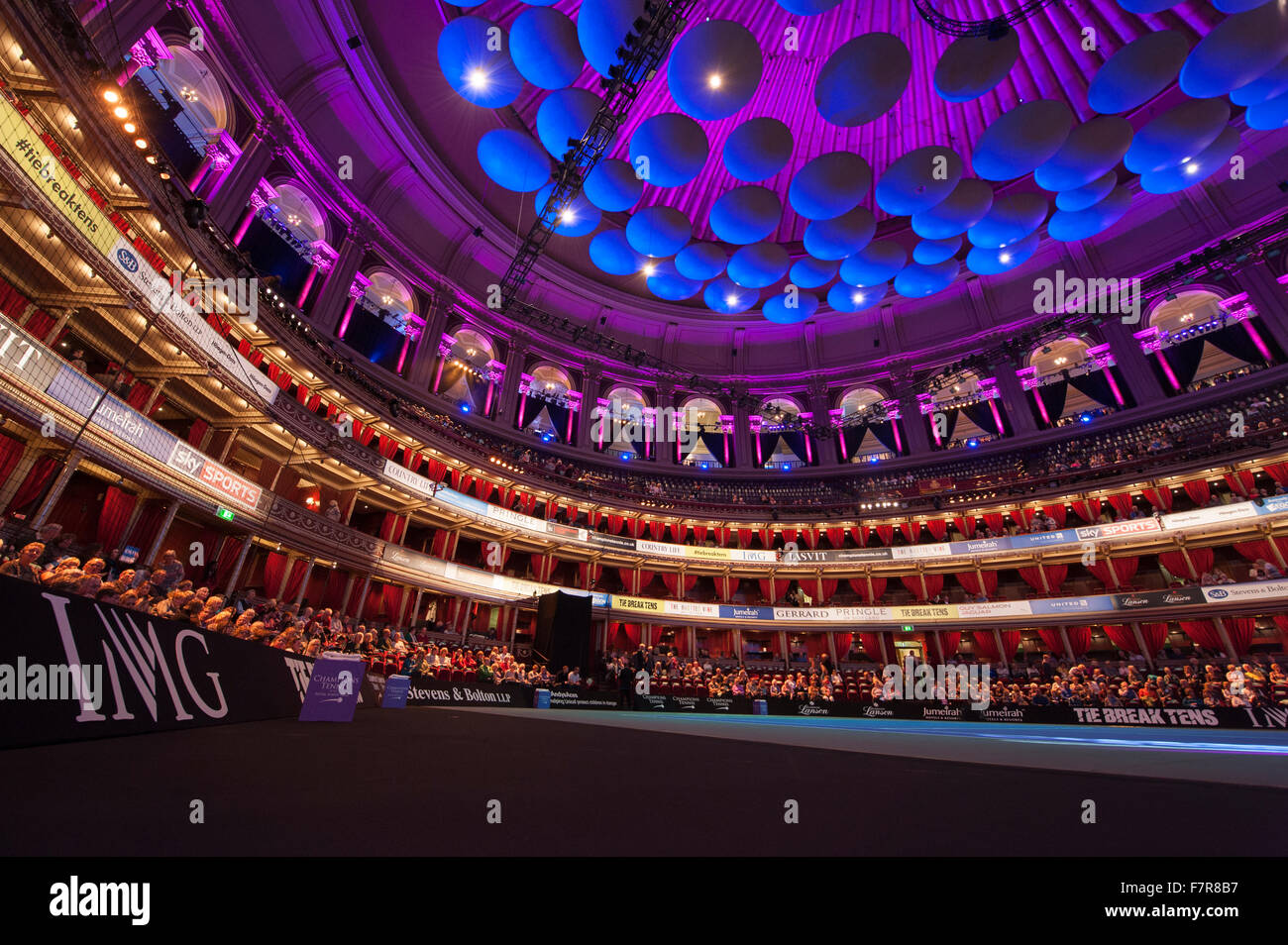 Royal Albert Hall di Londra, Regno Unito. 2 dicembre, 2015. Vista dal Centre Court per la Champions Tennis inizia il 2 dicembre fino al 6 Dic. Fernando Gonzalez vs Xavier Malisse nell'apertura singles match. Credito: sportsimages/Alamy Live News Foto Stock