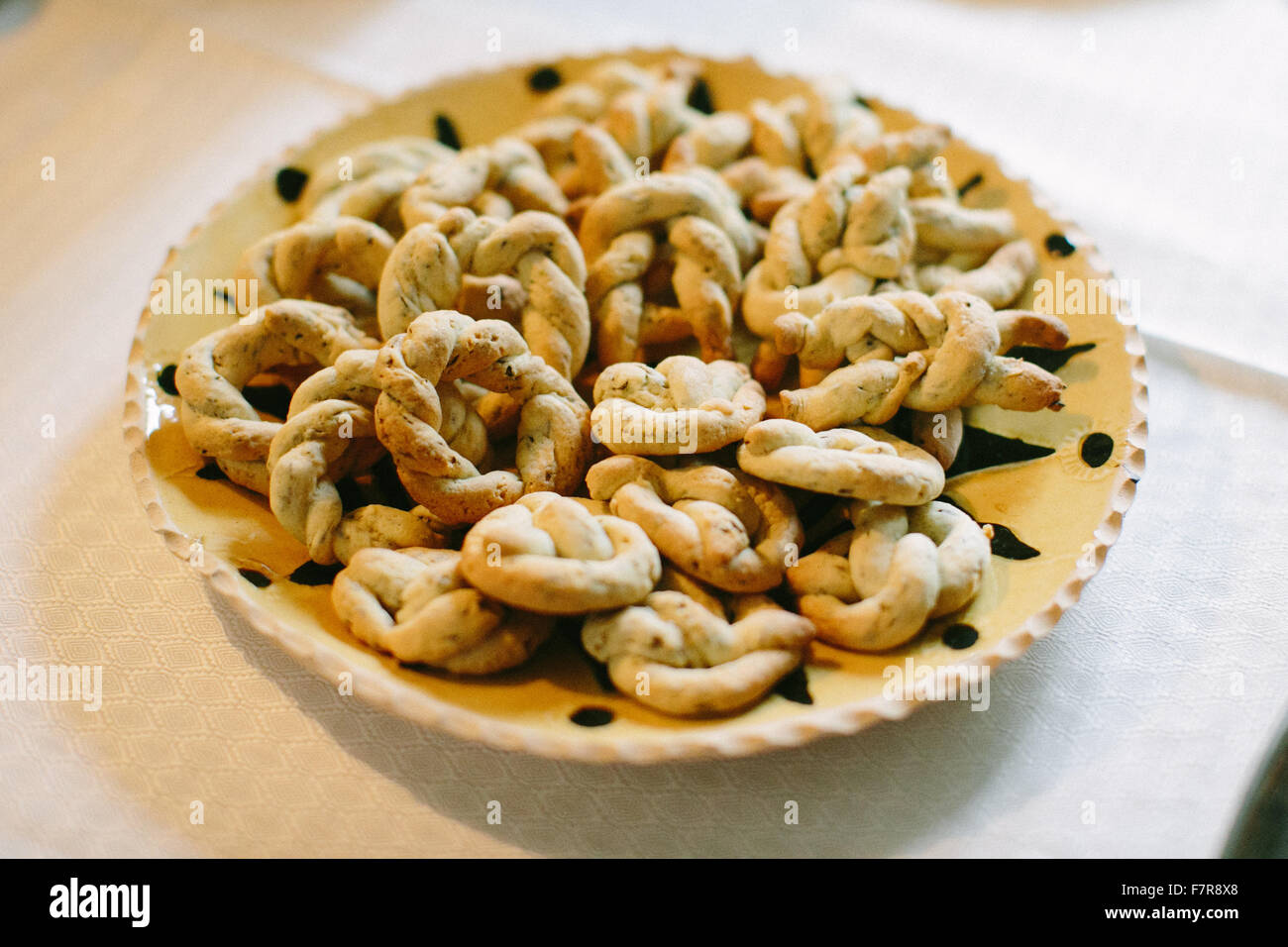 Jumballs, biscotto popolare del tempo, aromatizzata con semi di cumino e rosewater presentato nel libro di ricette di un gusto di Townend a Townend a Troutbeck, Cumbria Foto Stock