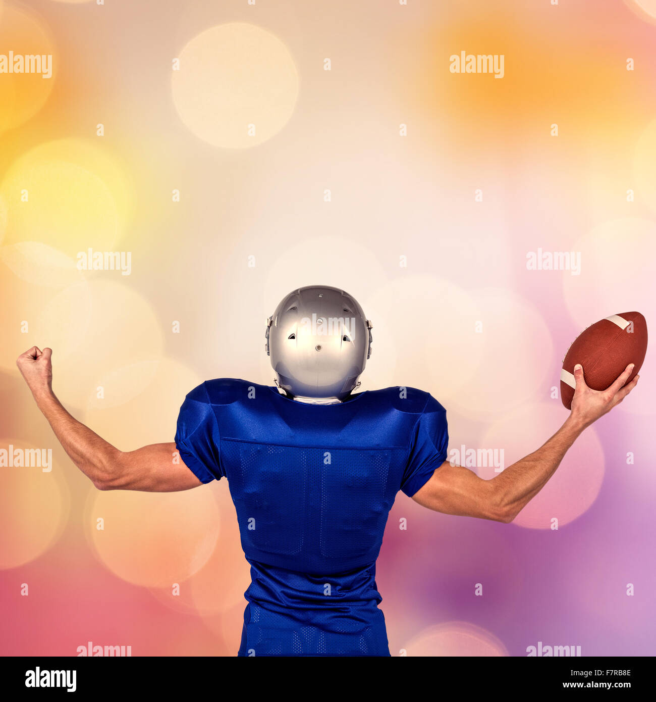 Immagine composita del giocatore di football americano i muscoli di flessione mentre la sfera di trattenimento Foto Stock