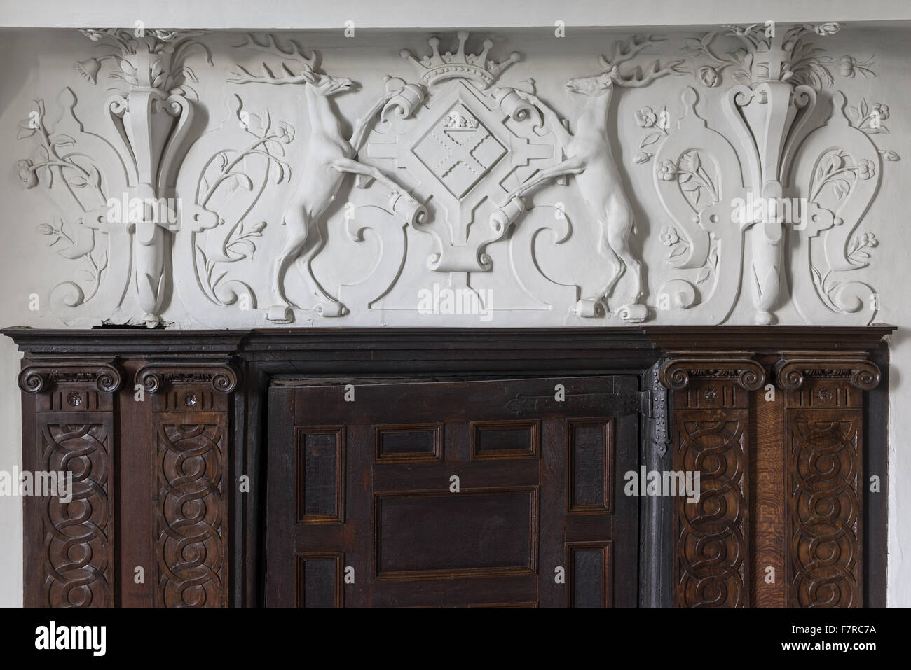 Lo stemma sopra la porta di pianerottolo in alto grande camera presso Hardwick Hall, Derbyshire. Hardwick Hall Hotel è stato costruito alla fine del XVI secolo per Bess di Hardwick. Foto Stock