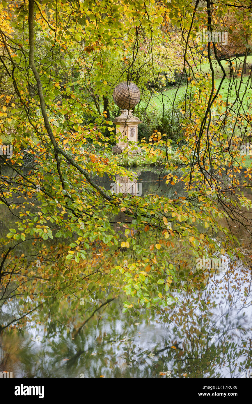 Il capitano Cook monumento dell'Elysian Fields a Stowe, Buckinghamshire. Stowe è un palazzo del diciottesimo secolo giardino paesaggistico e include più di 40 templi storici e monumenti. Foto Stock