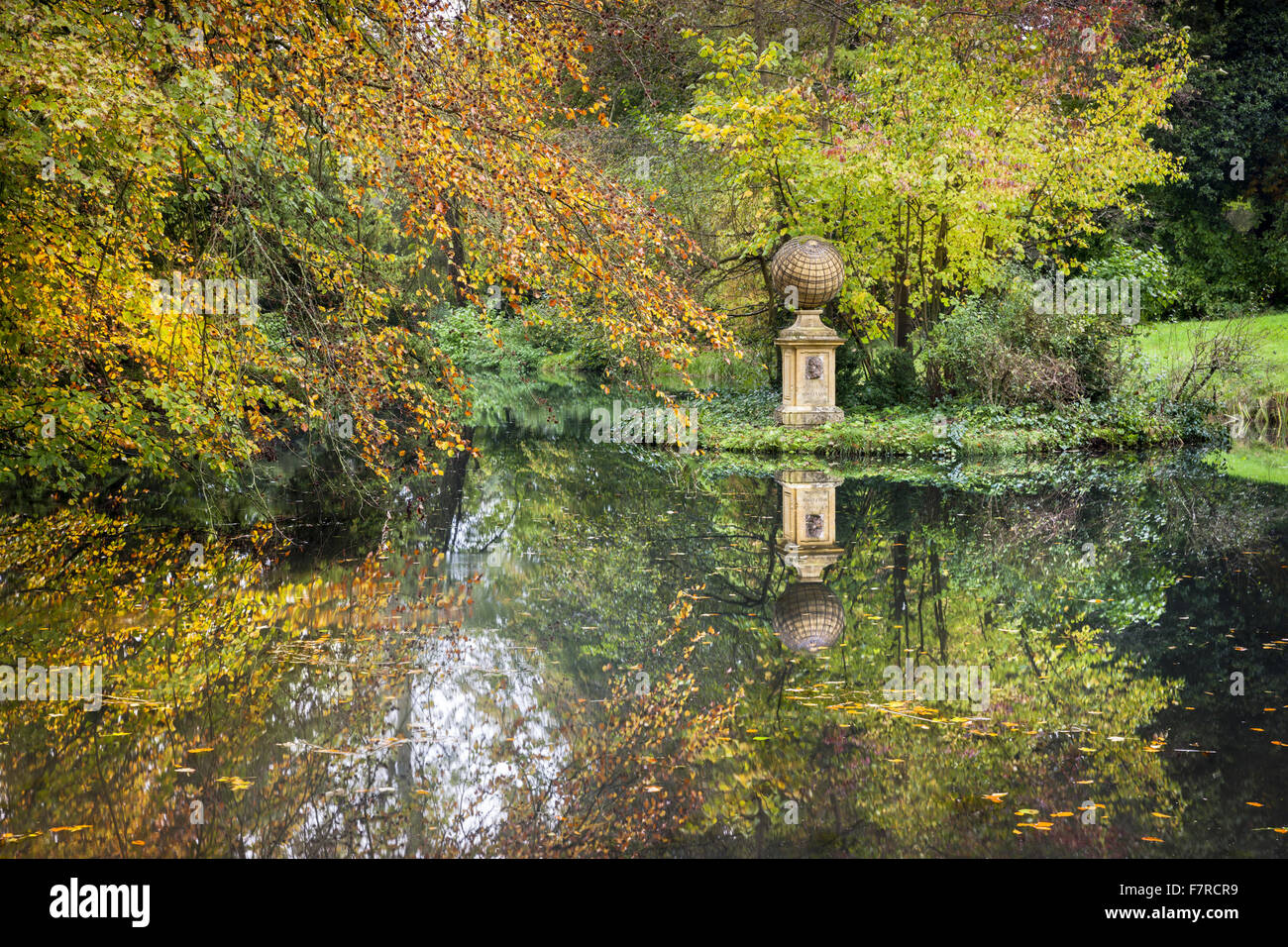 Il capitano Cook monumento dell'Elysian Fields a Stowe, Buckinghamshire. Stowe è un palazzo del diciottesimo secolo giardino paesaggistico e include più di 40 templi storici e monumenti. Foto Stock