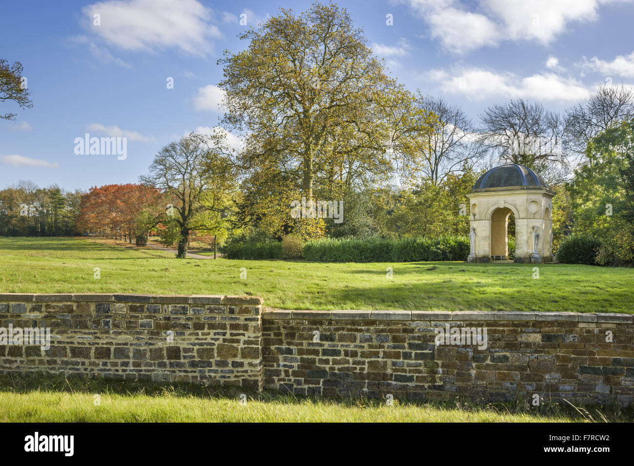 Il Fane di poesia pastorale a Stowe, Buckinghamshire. Stowe è un palazzo del diciottesimo secolo giardino paesaggistico e include più di 40 templi storici e monumenti. Foto Stock