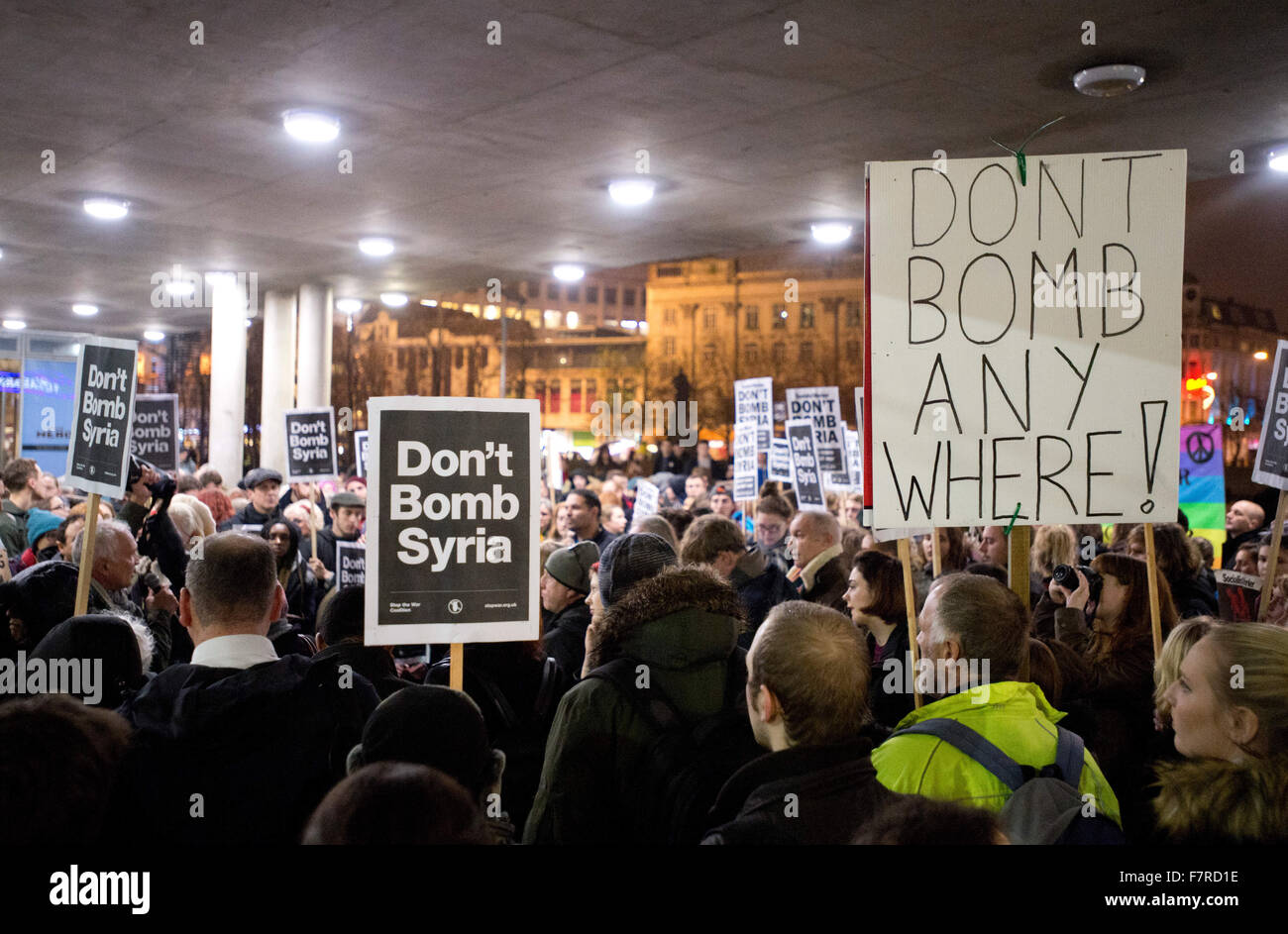 Manchester, Regno Unito. 2 dicembre, 2015. I dimostranti si riuniscono in Piccadilly Gardens area di Manchester per chiamare i parlamentari a votare contro un'azione di bombardamento strategico obiettivi ISIS in Siria. Credito: Russell Hart/Alamy Live News Foto Stock