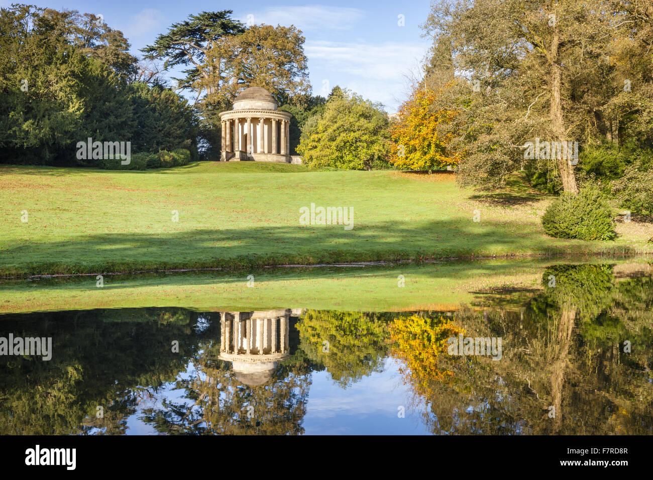 Il Tempio di antiche virtù nell'Elysian Fields a Stowe, Buckinghamshire. Stowe è un palazzo del diciottesimo secolo giardino paesaggistico e include più di 40 templi storici e monumenti. Foto Stock