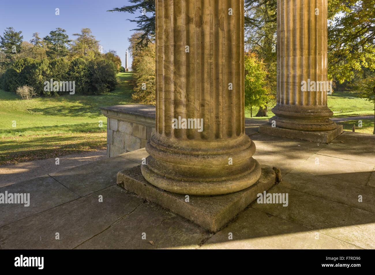 Il Cobham Memorial visto dal Tempio della Concordia e la vittoria a Stowe, Buckinghamshire. Stowe è un palazzo del diciottesimo secolo giardino paesaggistico e include più di 40 templi storici e monumenti. Foto Stock