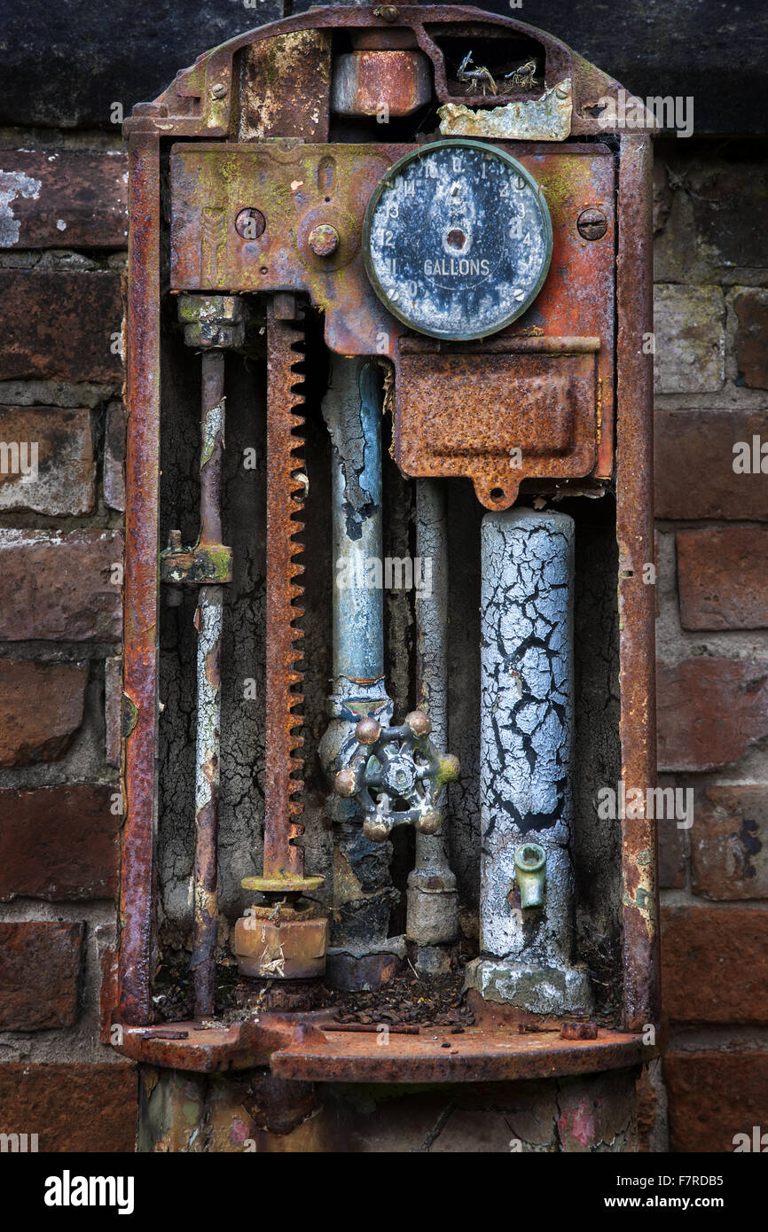 Close up dettaglio di una vecchia pompa di benzina presso Hardwick Village, Nottinghamshire. Foto Stock