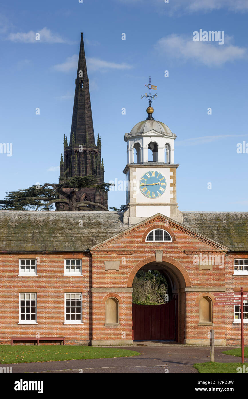 West vista frontale del blocco stabile e la Torre dell Orologio a Clumber Park, Nottinghamshire. Foto Stock