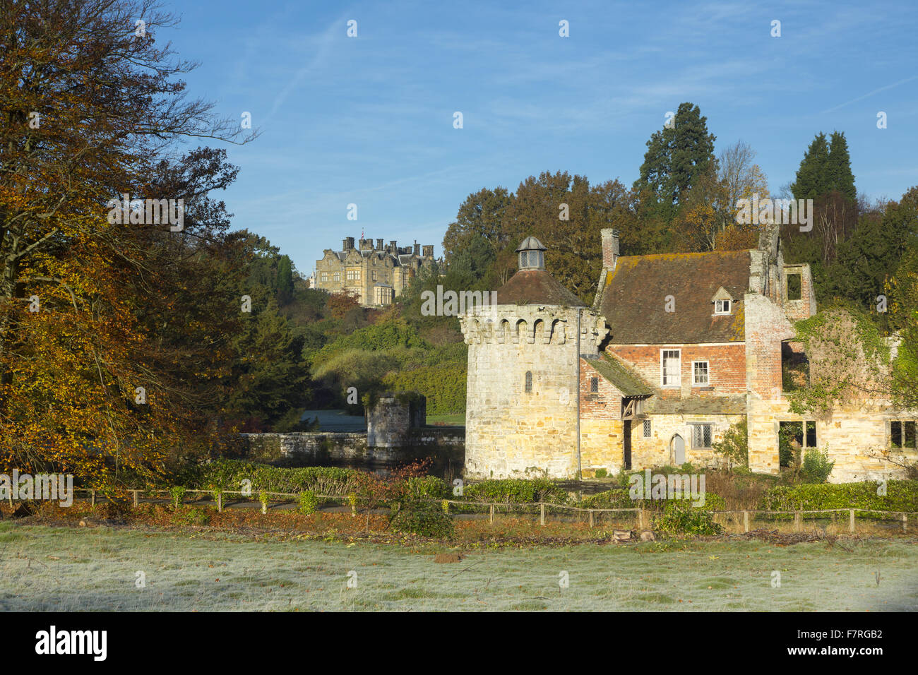 L'autunno a Scotney Castle, Kent. Il medievale moated il vecchio Scotney Castle si trova in una tranquilla valle boscosa. Un edificio vittoriano siede anche entro l'estate. Foto Stock
