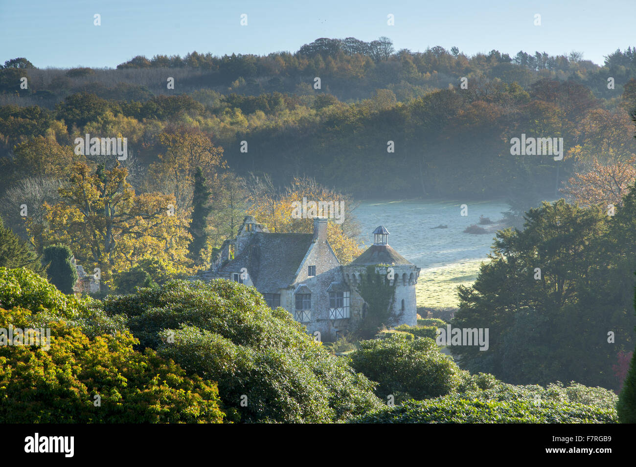 L'autunno a Scotney Castle, Kent. Il medievale moated il vecchio Scotney Castle si trova in una tranquilla valle boscosa. Un edificio vittoriano siede anche entro l'estate. Foto Stock
