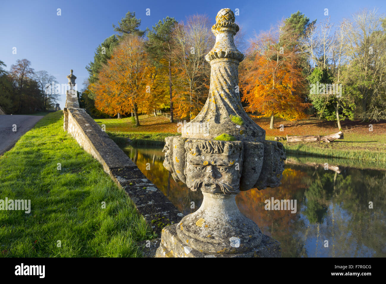 Un dettaglio del ponte di Oxford in autunno a Stowe, Buckinghamshire. Stowe è un giardino paesaggistico con picture-in perfetta opinioni, sentieri tortuosi, passeggiate in riva al lago e templi classici. Foto Stock