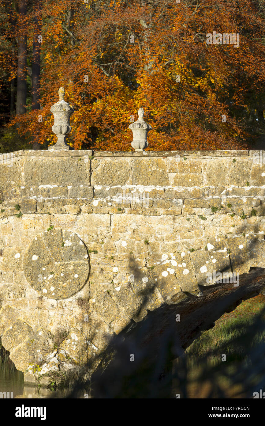 Un dettaglio del ponte di Oxford in autunno a Stowe, Buckinghamshire. Stowe è un giardino paesaggistico con picture-in perfetta opinioni, sentieri tortuosi, passeggiate in riva al lago e templi classici. Foto Stock