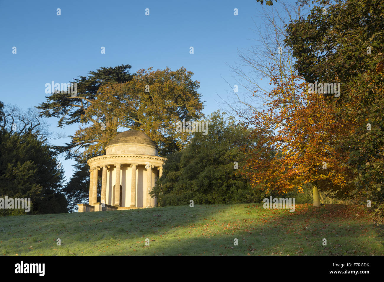 Il Tempio di antiche virtù in autunno a Stowe, Buckinghamshire. Stowe è un giardino paesaggistico con picture-in perfetta opinioni, sentieri tortuosi, passeggiate in riva al lago e templi classici. Foto Stock
