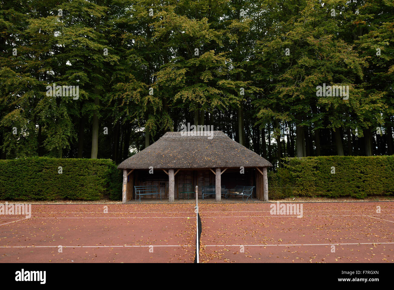 Campi da tennis a Hidcote, nel Gloucestershire. Hidcote è una famosa in tutto il mondo delle arti e dei mestieri, giardino creato dalla American giardiniere grandi Lawrence Johnston. Foto Stock