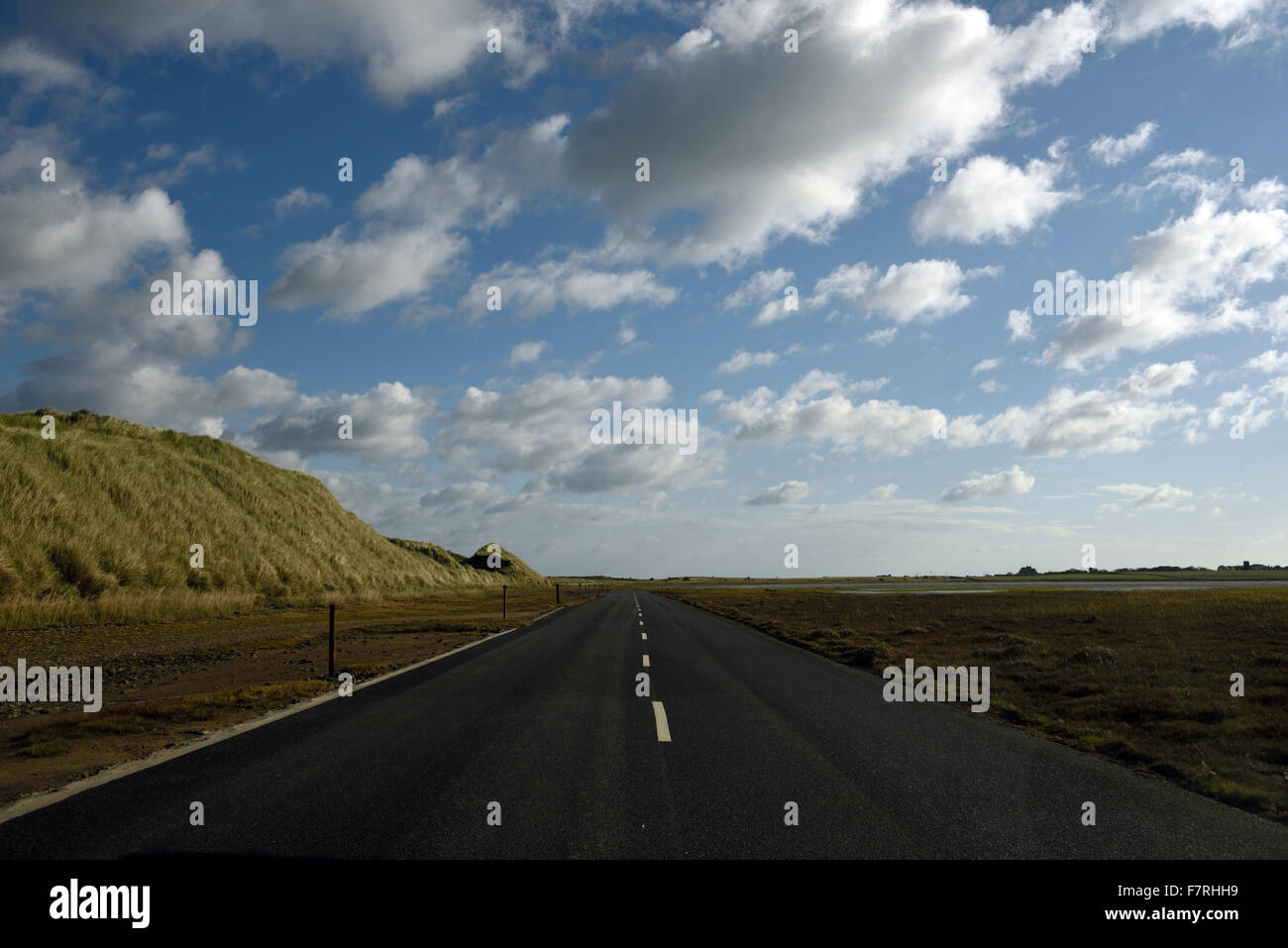 Una strada vicino alla costa di Northumberland, Northumberland. Stiramento da Lindisfarne a Druridge Bay, questo litorale dispone di graziosi villaggi di pescatori e spiagge deserte. Foto Stock