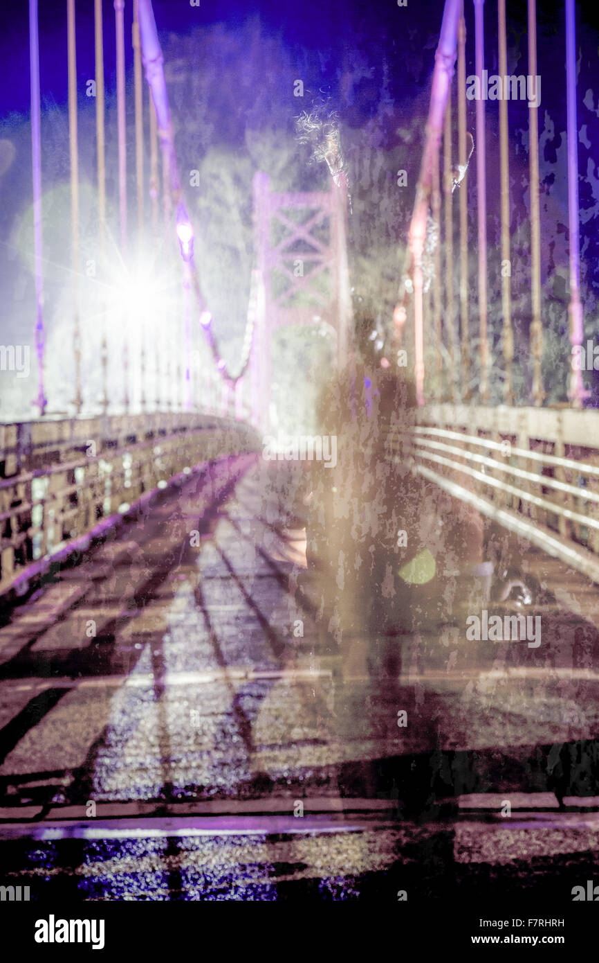 Senza caratteristiche di rilievo i fantasmi di figura maschile camminando sul ponte, sfocati e texture applicata Foto Stock