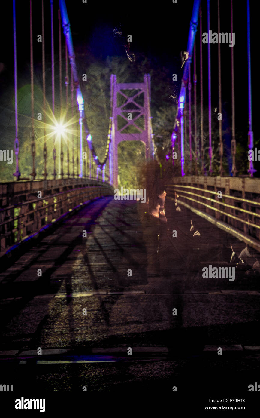 Senza caratteristiche di rilievo i fantasmi di figura maschile camminando sul ponte, sfocati e texture applicata Foto Stock