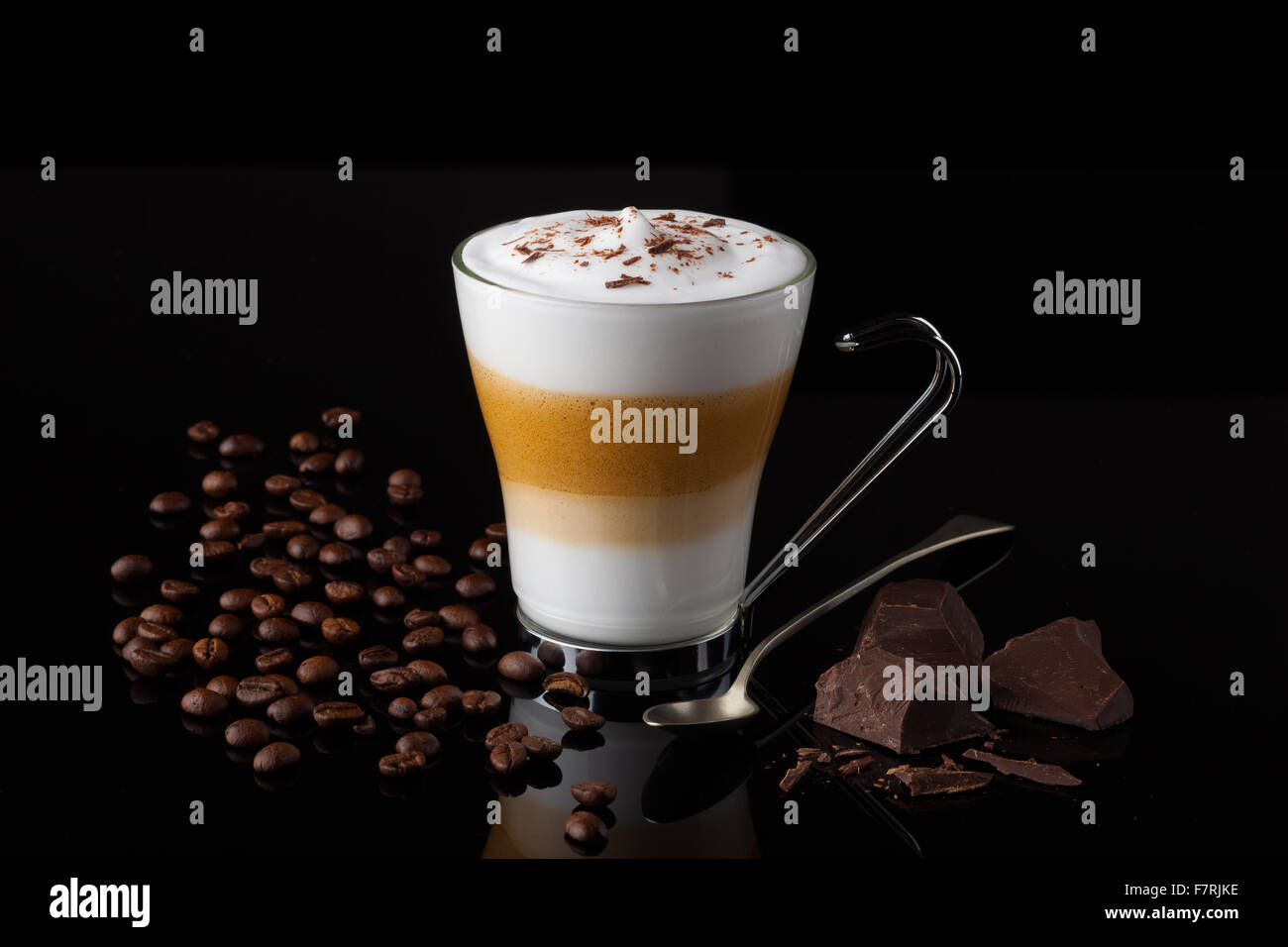 Un cappuccino italiano caffè con latte cremoso e cioccolato Foto Stock