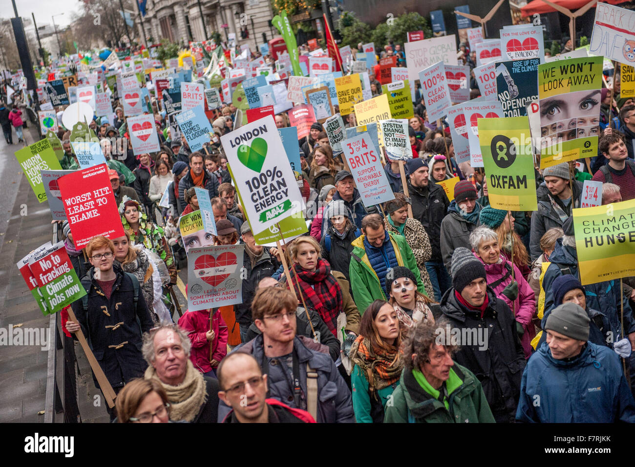 Le persone che hanno preso parte il clima Marzo a Westminster, Millbank. Questo è un evento comune con tutti i partner della coalizione del clima per sollevare la consapevolezza politica dei leader mondiali a considerare le questioni del cambiamento climatico in anticipo della conferenza sul cambiamento climatico è il mese prossimo. Foto Stock