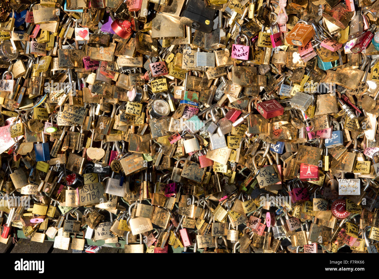 "L'amore" si blocca su una ringhiera vicino al Ponte des Arts Parigi, Francia Foto Stock
