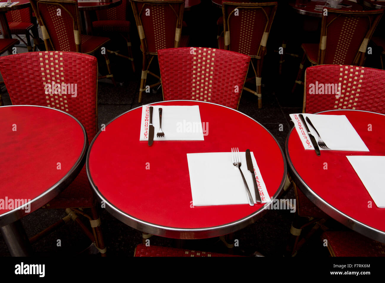 Vivacemente colorato cafe i tavoli e le sedie in Parigi, Francia Foto Stock