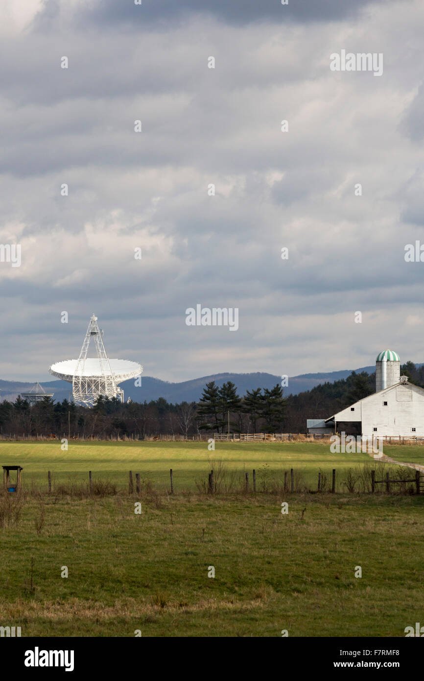 Banca Verde, West Virginia - La Radio Nazionale Osservatorio astronomico della Banca Verde cannocchiale vicino a fattorie. Foto Stock