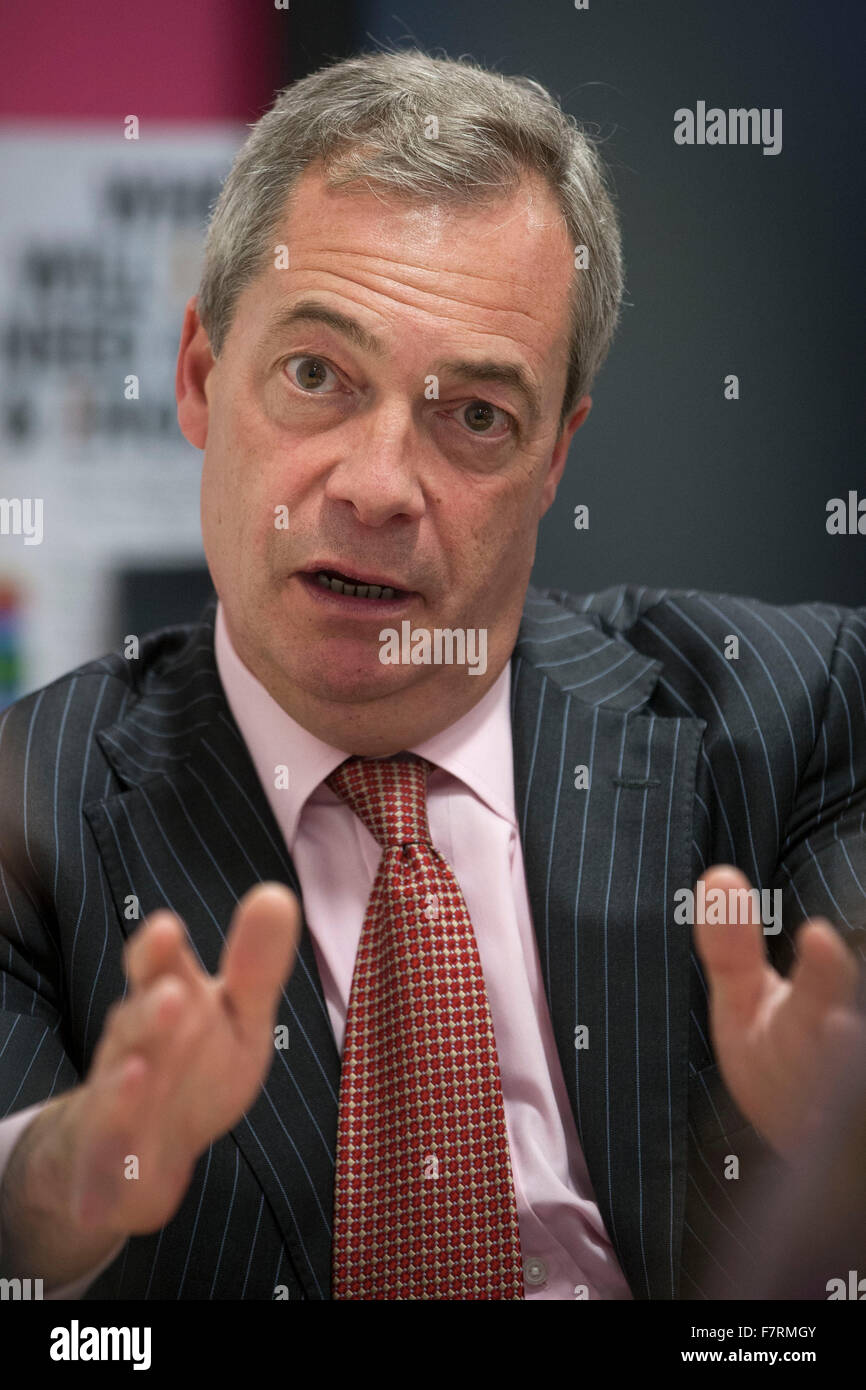 Nigel Farage, leader dell'UKIP, UK Independence Party, raffigurato su una visita al College di Oldham, dove ha visitato le strutture e parlato con gli studenti circa la prossima Oldham West e Royton da-elezione. Foto Stock