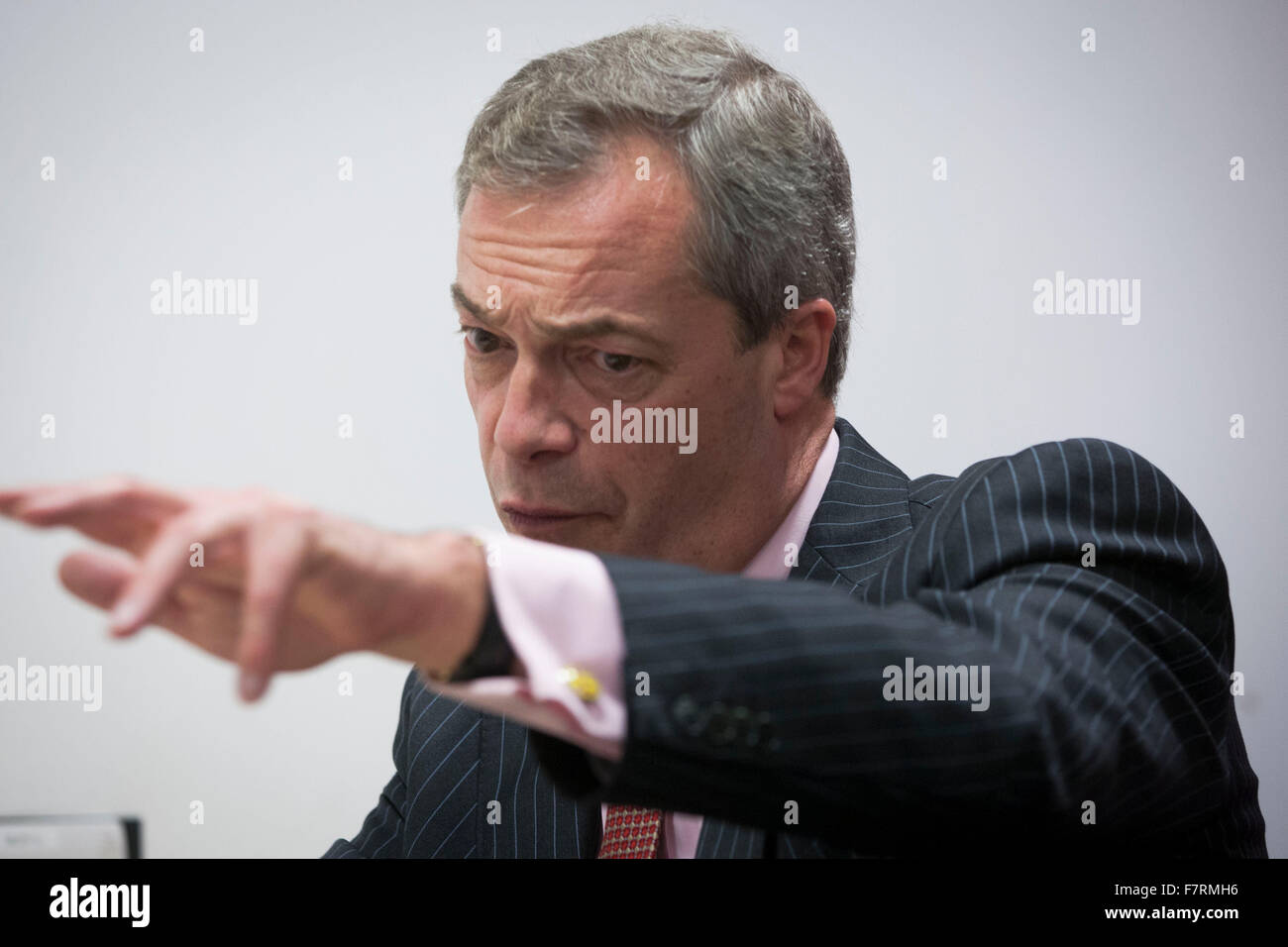 Nigel Farage, leader dell'UKIP, UK Independence Party, raffigurato su una visita al College di Oldham, dove ha visitato le strutture e parlato con gli studenti circa la prossima Oldham West e Royton da-elezione. Foto Stock