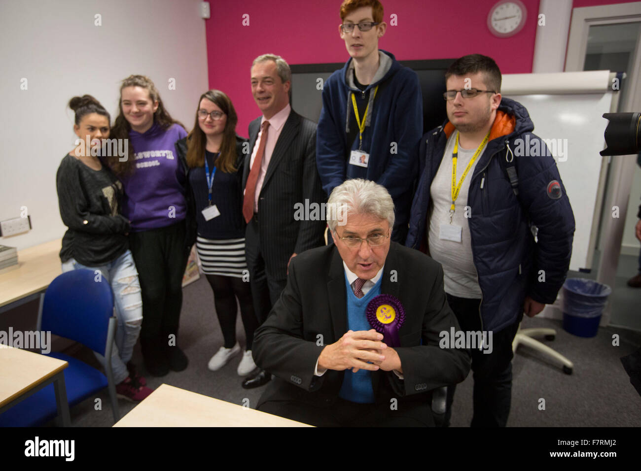 Nigel Farage, leader dell'UKIP, UK Independence Party, raffigurato su una visita al College di Oldham, dove ha visitato le strutture e parlato con gli studenti circa la prossima Oldham West e Royton da-elezione. Nella foto in primo piano a parlare è il partito del candidato Giovanni Bickley. Foto Stock