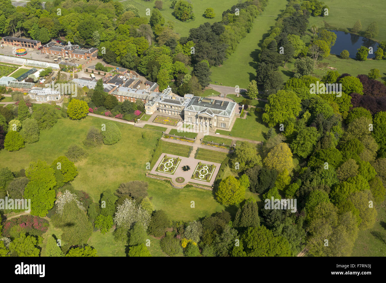 Una veduta aerea di Tatton Park, Cheshire. Agli inizi del XIX secolo Wyatt house si trova nel mezzo di una 400 ettari di parco dei cervi. Foto Stock