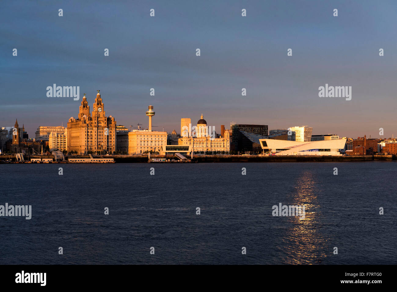 Liverpool City dal Mersey al tramonto, England Regno Unito Foto Stock