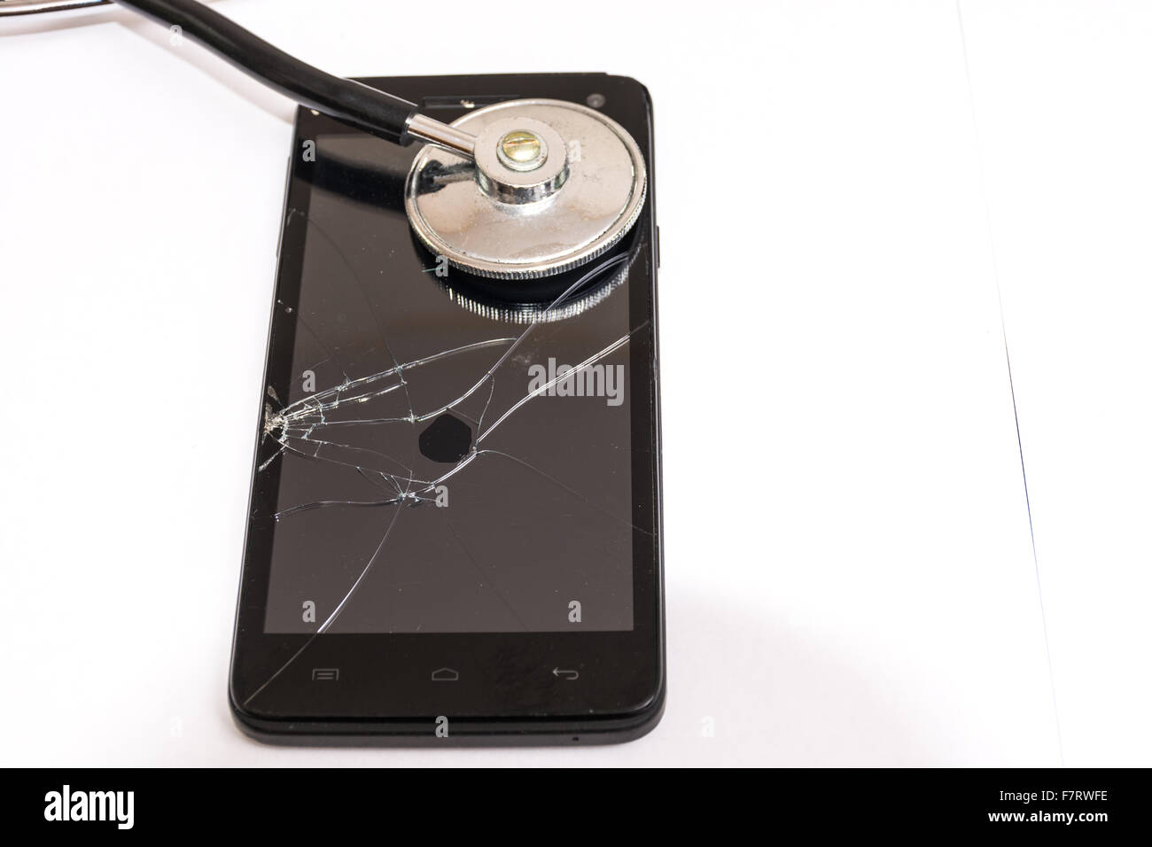Nero smartphone con il vetro rotto e stetoscopio. Concetto di necessità di cura per la riparazione. In astratto rotto, non si può tornare indietro. Foto Stock