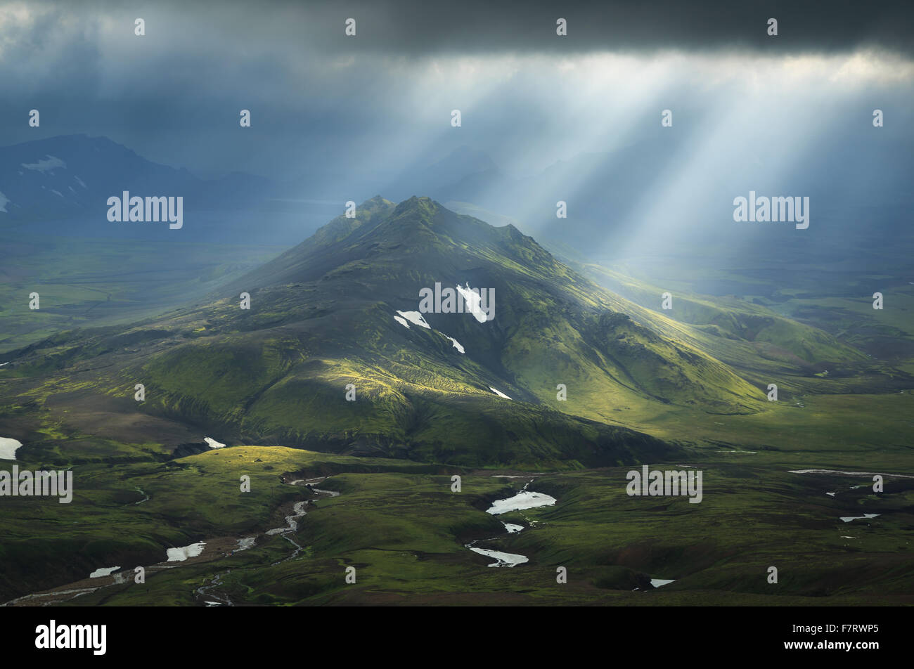 Rottura sole attraverso le nuvole su una montagna sul Laugavegur Hiking trail in Islanda. Foto Stock
