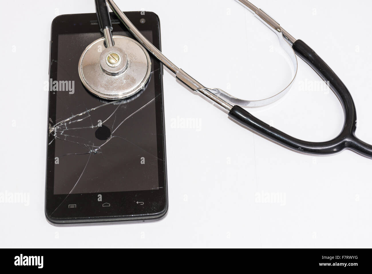 Nero smartphone con il vetro rotto e stetoscopio. Concetto di necessità di cura per la riparazione. In astratto rotto, non si può tornare indietro. Foto Stock