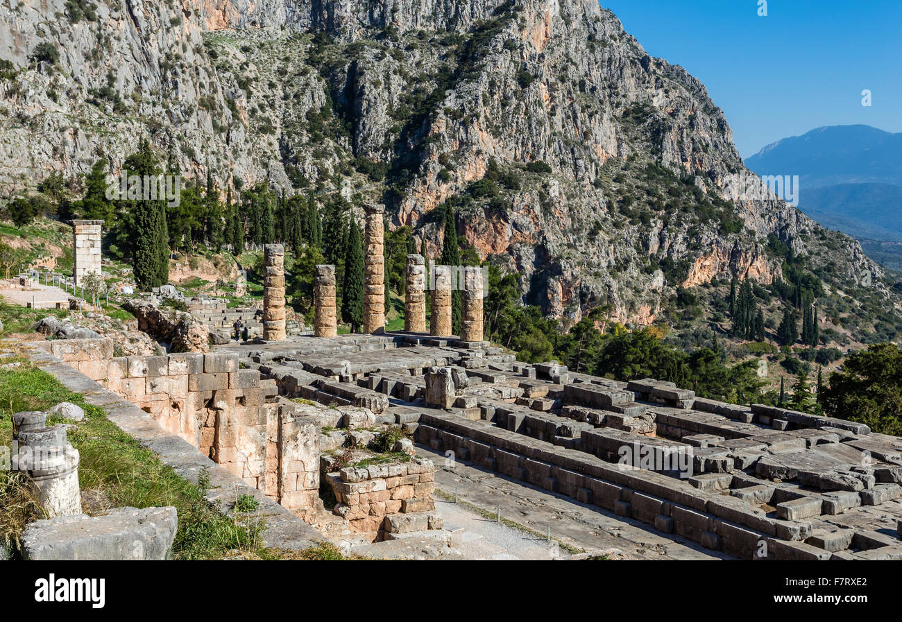 Rovine del tempio di Apollo a Delfi antica, Grecia Foto Stock
