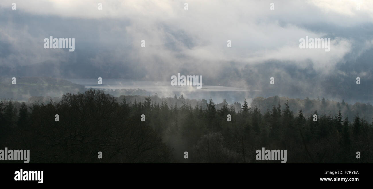 Bassenthwaite nella nebbia, con boschi Wythop, Vendita cadde, signori del sedile e Grisedale Pike fotografata da Irton House, Isel Foto Stock