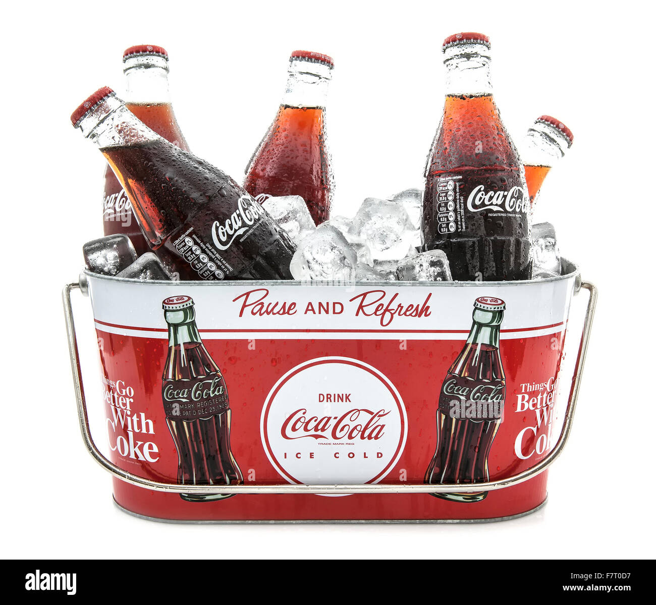 Il freddo classiche bottiglie di Coca Cola in una Coca-Cola secchiello del ghiaccio su sfondo bianco Foto Stock