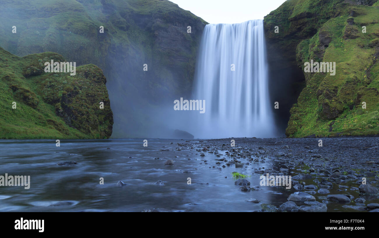 La cascata di Skogarfoss nel sud dell'Islanda. Foto Stock