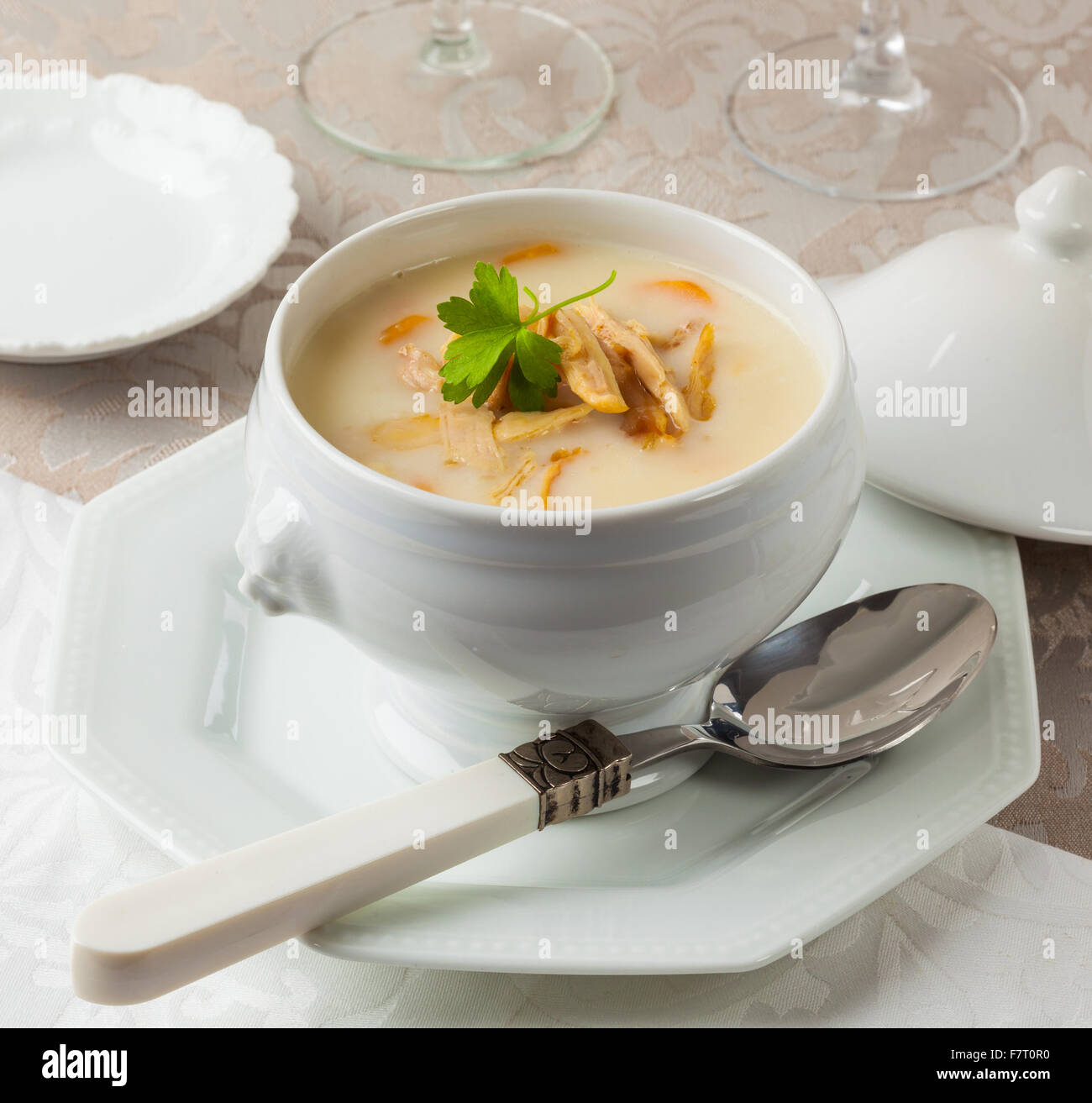 Crema di Pollo la zuppa in una ciotola Foto Stock