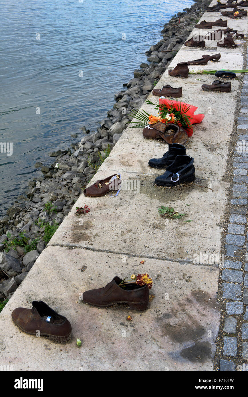 Il memoriale dell'olocausto da Gyula Pauer presso banche del Danubio vicino al Parlamento Budapest, Ungheria Foto Stock