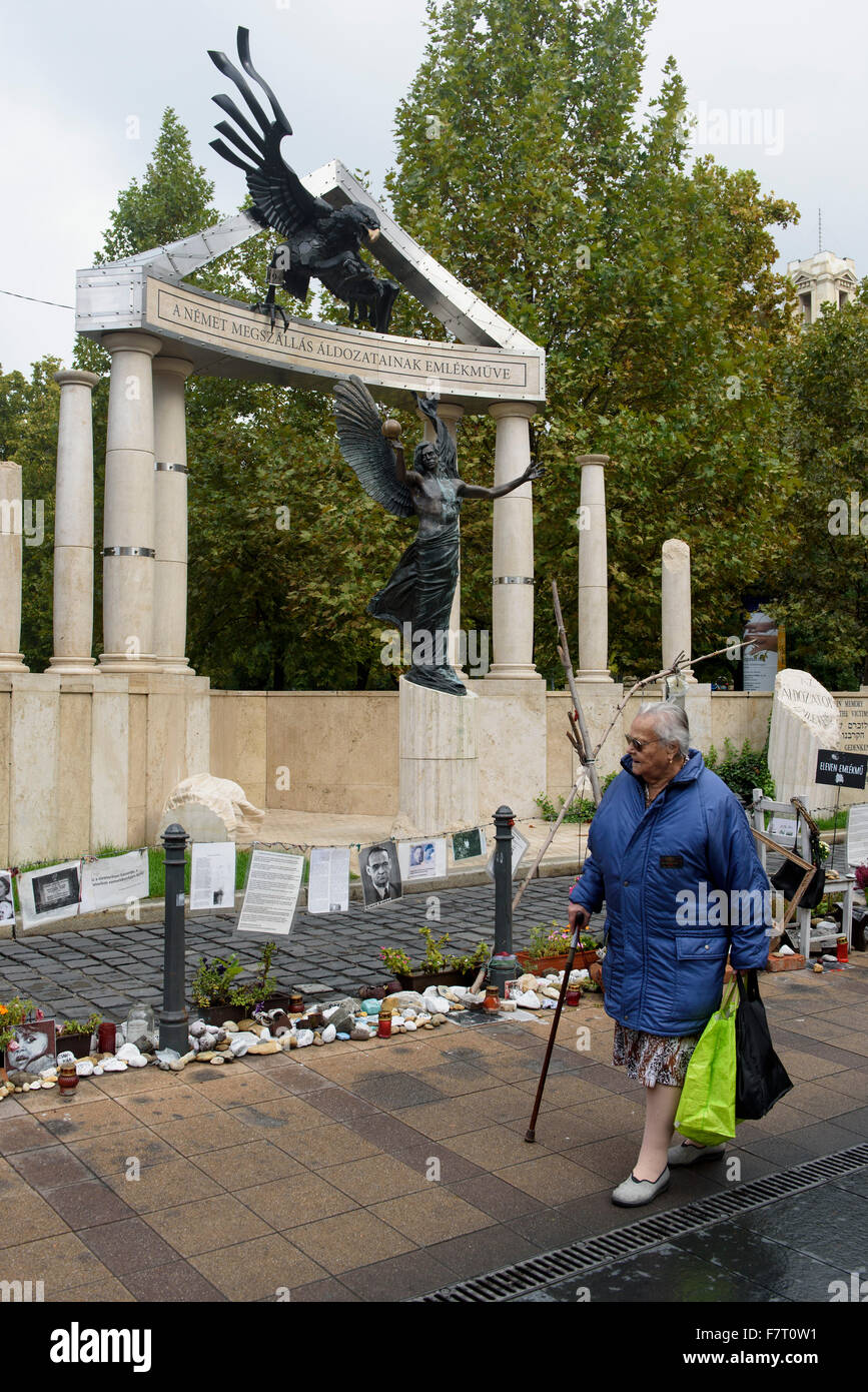 Memoriale per le vittime dell'occupazione tedesca a Szabadság tér, Budapest, Ungheria Foto Stock