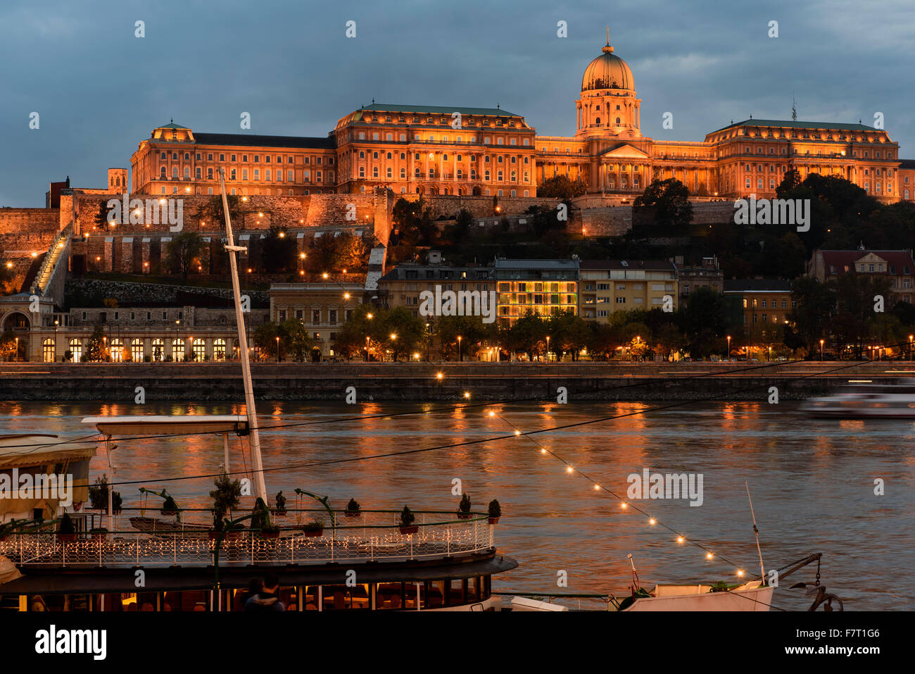 Vista da Pest a Buda con il palazzo del castello di Budavári Palota; Budapest, Ungheria dall'UNESCO patrimonio mondiale Foto Stock