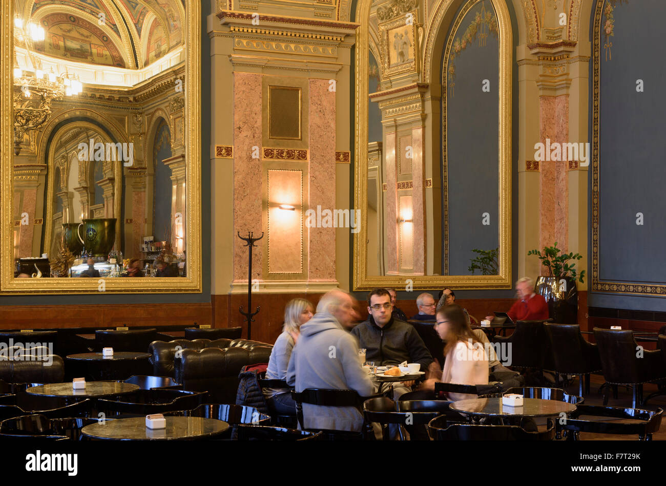 In Book-Café ex department store Párizsi Nagy Áruház, Andrássy út 39, Budapest, Ungheria, patrimonio mondiale Foto Stock
