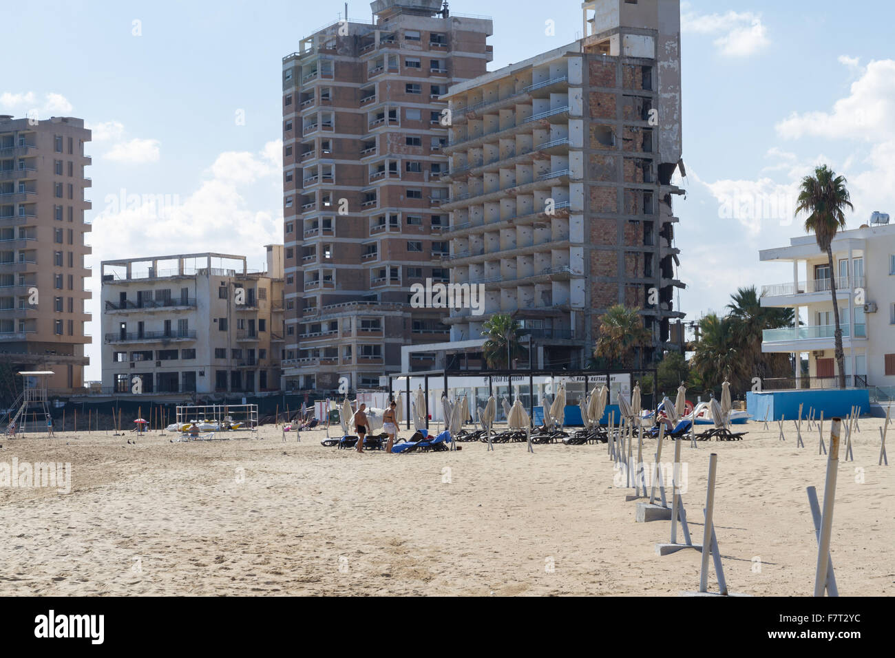 Spiaggia di Salamina, Famagosta, Repubblica turca di Cipro del nord, con edifici abbandonati nella zona proibita dietro Foto Stock