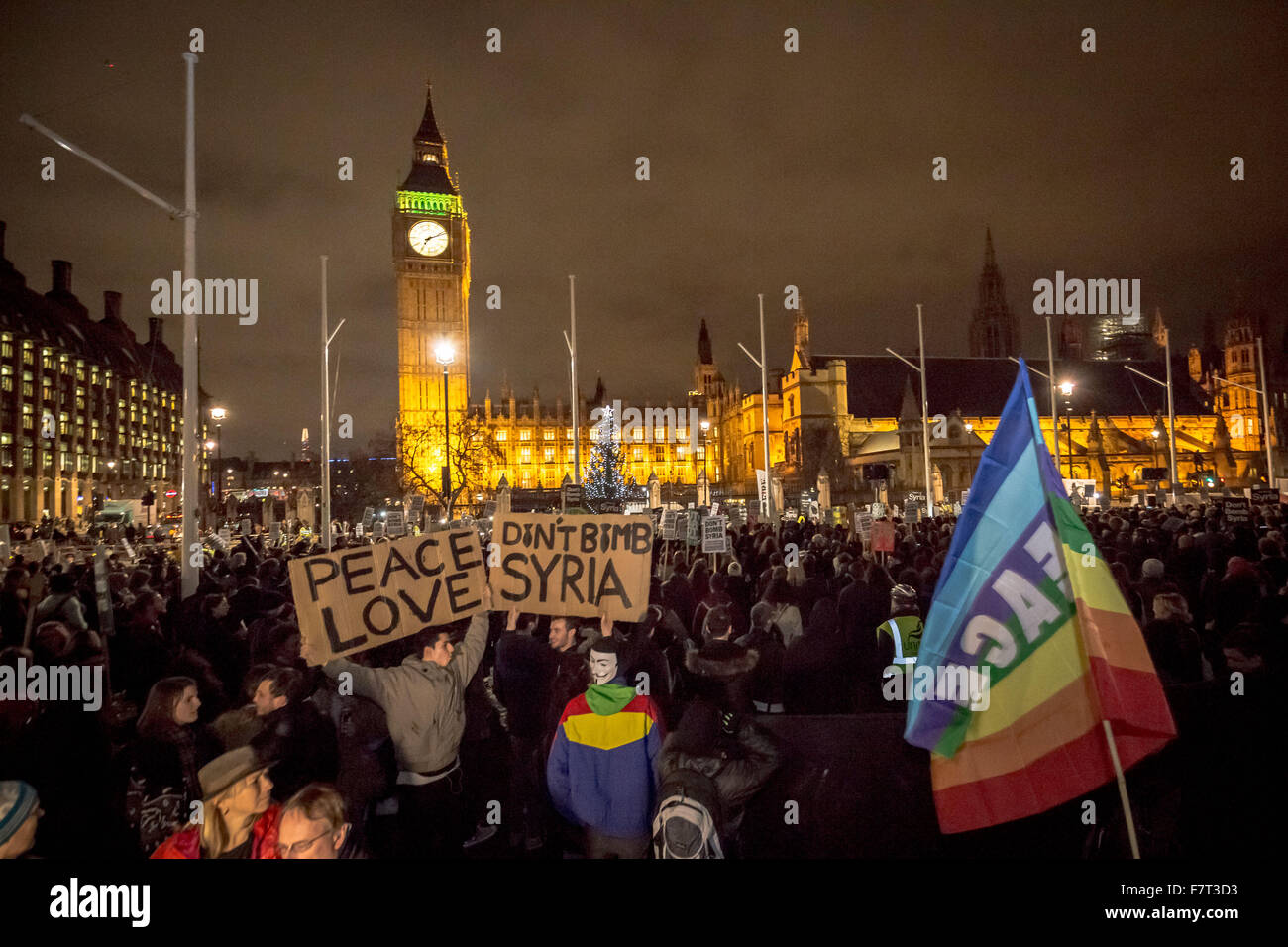 Londra, Regno Unito. 2 dicembre, 2015. Fermare la guerra protesta al di fuori di Westminster agli edifici del Parlamento in vista della votazione sulla estensione delle incursioni aeree contro Isis in Siria. Credito: Guy Corbishley/Alamy Live News Foto Stock