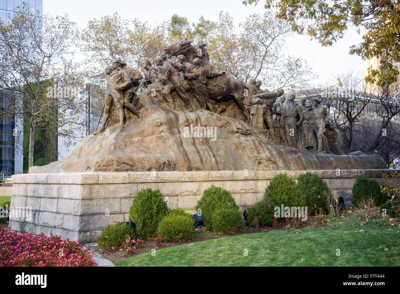 "Guerre di America' scultura in bronzo di Gutzon Borglum in Military Park a Newark, NJ Sabato, 21 novembre 2015. L'illustrazione è stata eretta nel 1926 in onore di guerra dell'America morto. (© Richard B. Levine) Foto Stock