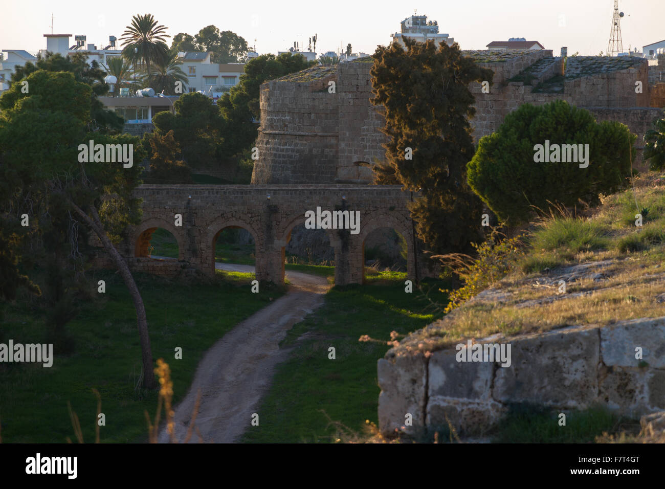 Guardando lungo le mura della città vecchia al XVIII secolo ponte e porta di Limassol, Famagosta, Cipro Foto Stock