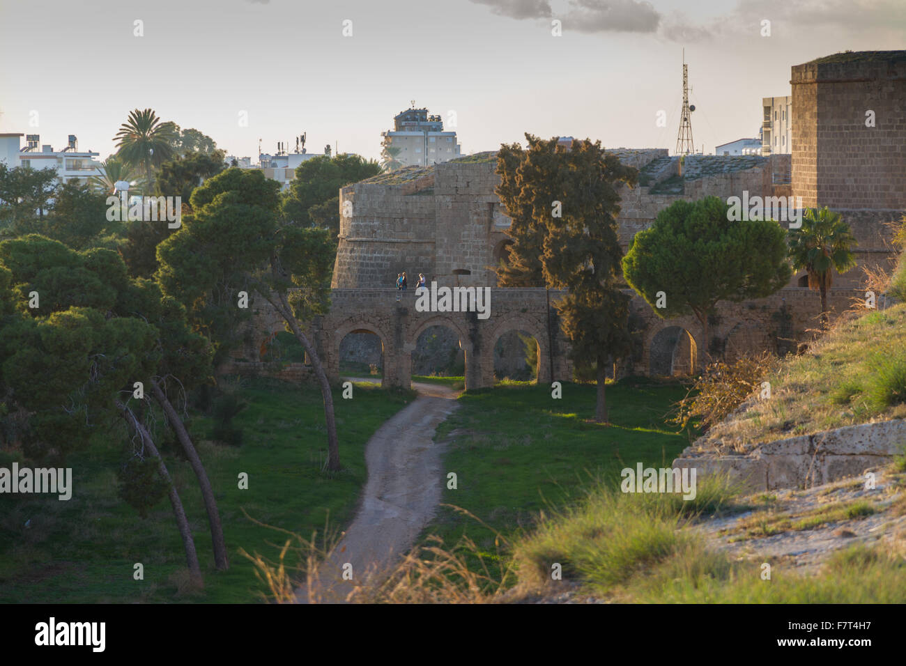 Guardando lungo le mura della città vecchia al XVIII secolo ponte e porta di Limassol, Famagosta, Cipro Foto Stock