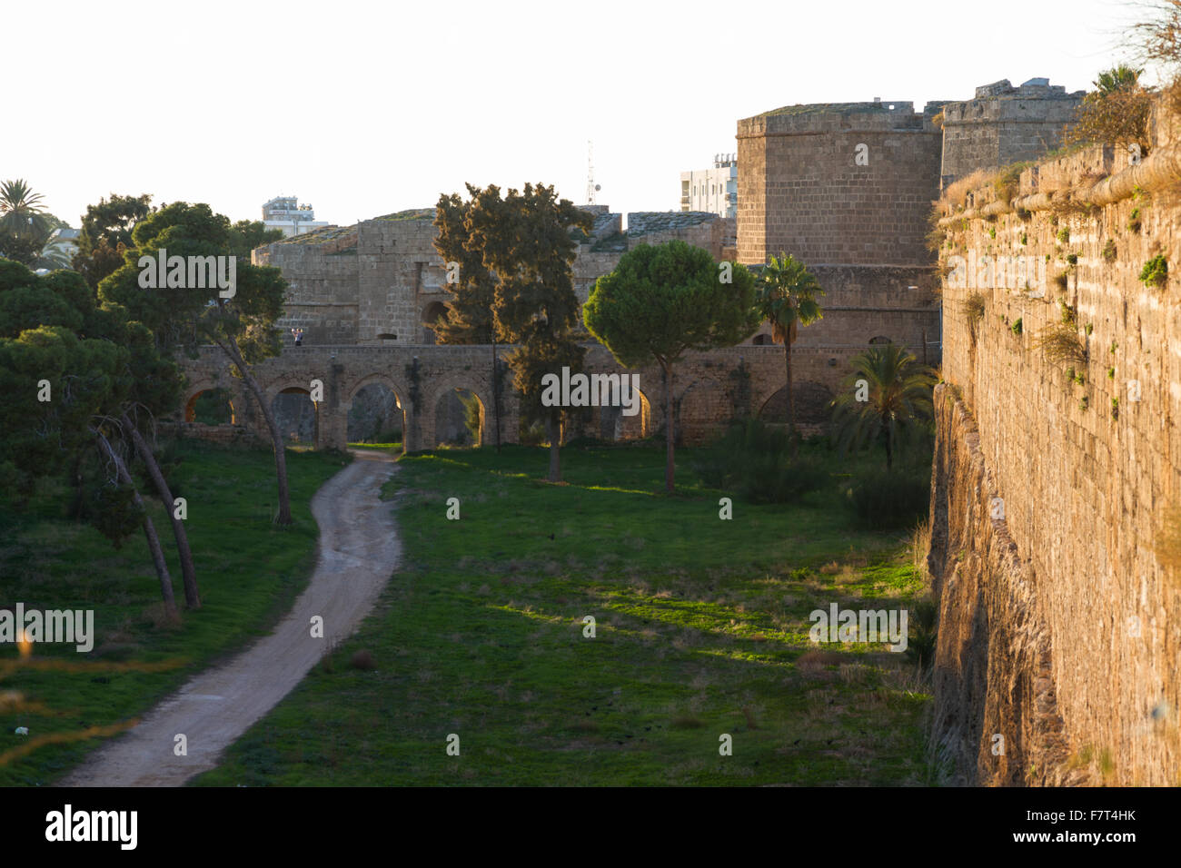 Guardando lungo le mura della città vecchia al XVIII secolo ponte e porta di Limassol, Famagosta, Cipro Foto Stock